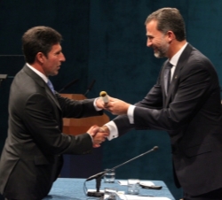 Don Felipe entrega el Premio Príncipe de Asturias de los Deportes a José María Olazábal
